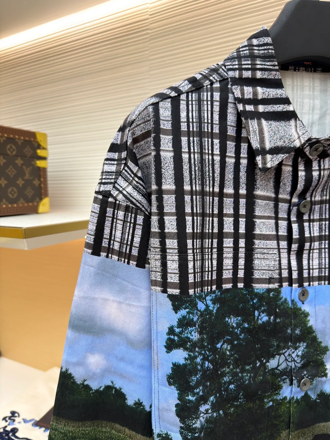 LOUIS VUITTON plaid stills printed shirt ●Original version: 13100 purchased and developed ●Item number: 1681280-B70 ●Fabric: cotton twill gauze fabric ●Technology: printing process ●Color: color printing ●Version: fitted version ●Weight: about 505 grams ●Size: XS-S-M-L ●Description: The fabric is made of [21s*16s Cotton twill gauze card], [warp and weft density 128*60], purchased the Y version [scanning flower positions to make printing drawings], using [semi-bleached cloth], paper pattern positioning flowers in each position to perfectly restore the Y version flower position, using [digital paint direct injection printing technology] printing, [laser burning] precise cutting Cut-out pieces, front and rear panels [horizontal line counterpoint flowers], front panel [restored flowers], double front patch pockets all [restored flowers], back panel + collar + collar line [vertical stripes counterpoint flowers], the entire garment requires extremely high accuracy in the printing package, and comes with [glossy topcoat square holes with logo hand-stitched buttons]. The overall wiring is straight and delicate, the fabric is comfortable and soft, and the color is consistent without color difference. It can be matched with the same style to create a fashionable look and control various occasions. Customized accessories, complete with three standards, same style for men and women!